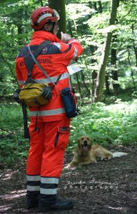 Einweisen des Rettungshundeteams Flächensuche in das Suchengebiet